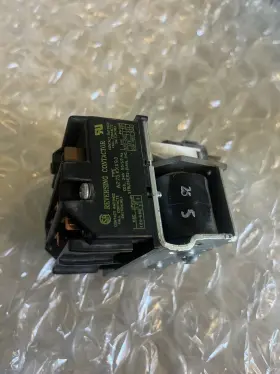 307-2694 Cummins Onan Reversing Contactor